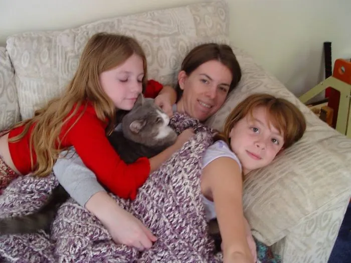 179 Heartwarming Photos Of Kids Playing With Their Cats