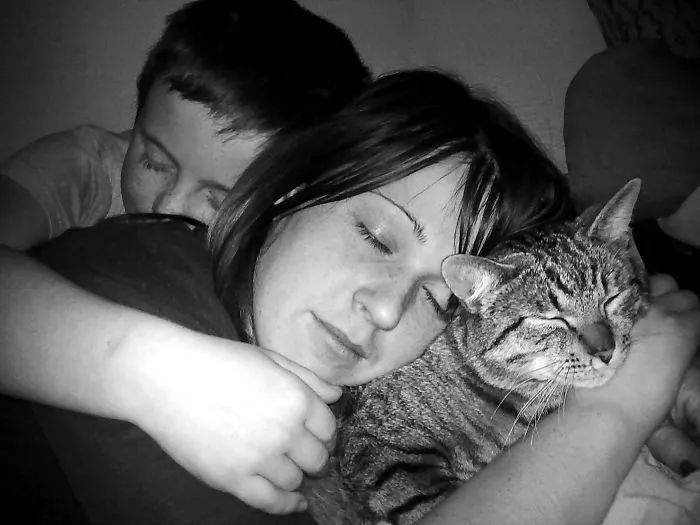 179 Heartwarming Photos Of Kids Playing With Their Cats