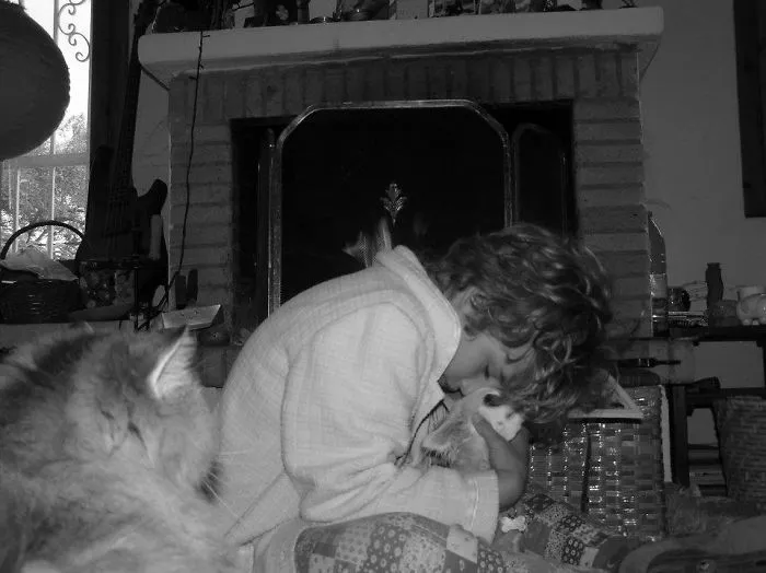 179 Heartwarming Photos Of Kids Playing With Their Cats