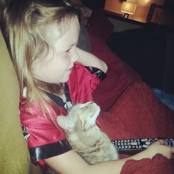 179 Heartwarming Photos Of Kids Playing With Their Cats