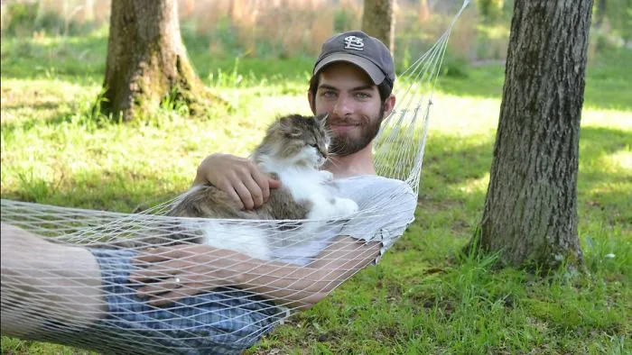 179 Heartwarming Photos Of Kids Playing With Their Cats