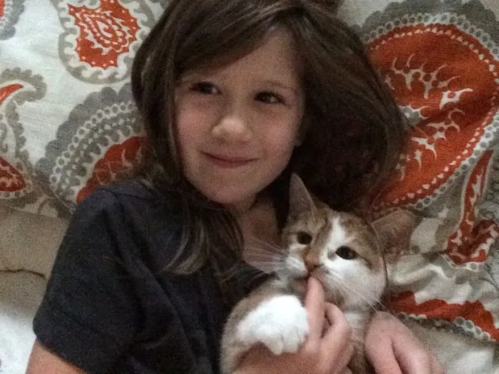 179 Heartwarming Photos Of Kids Playing With Their Cats