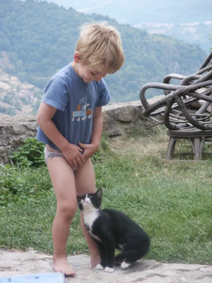 179 Heartwarming Photos Of Kids Playing With Their Cats