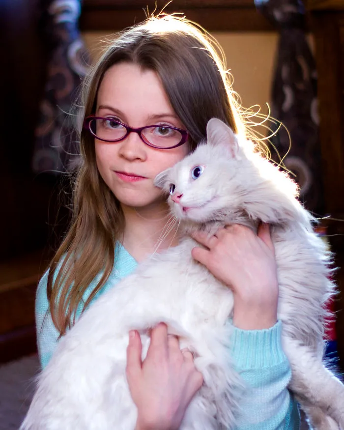179 Heartwarming Photos Of Kids Playing With Their Cats