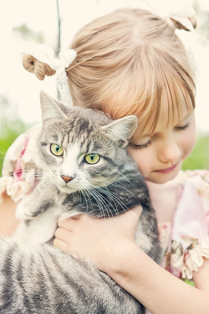 179 Heartwarming Photos Of Kids Playing With Their Cats