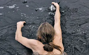Norwegian Guy Plunges Into Frozen Lake To Rescue Drowning Duck