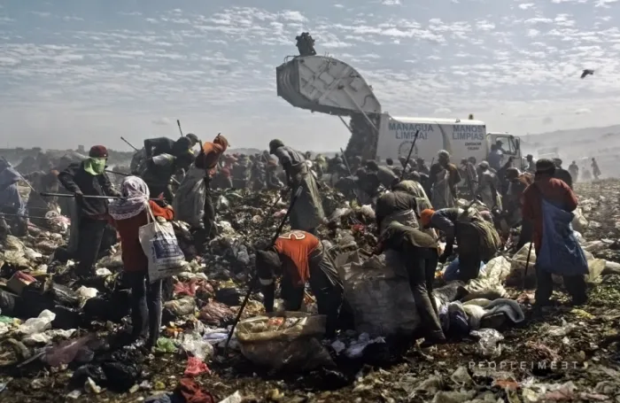 People Scavenging For Food And Recyclables En La Chureca