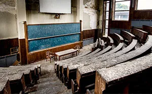 I Walk Around Decayed Places And Hunt For Amazing Pictures