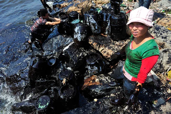 Fishermen Clean Up Oil At Oil Spill Near Dalian Port, Liaoning Province
