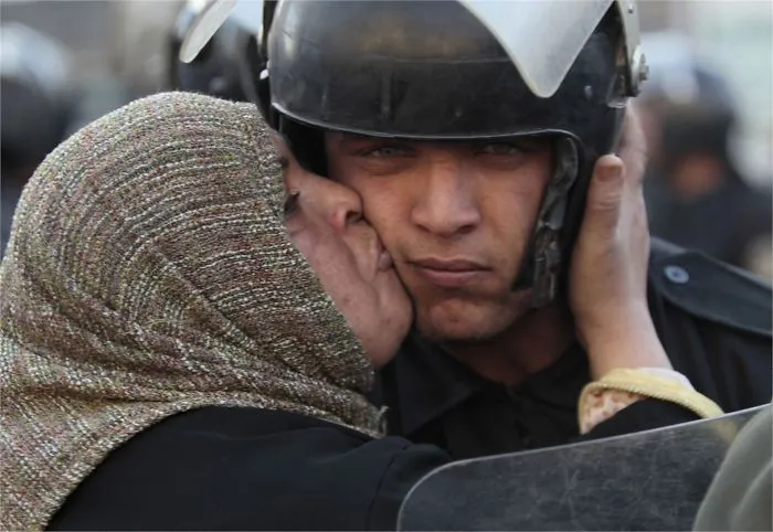 Egyptian Woman Kisses A Policeman That Refused To Fire On Protestors