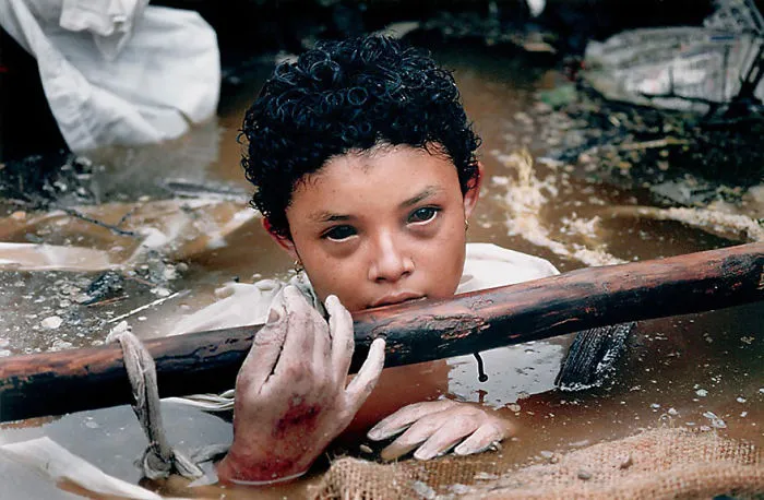 Omayra Trapped Under The Fallen Debris Of Her House. She Died Just Hours After This Photo Was Taken
