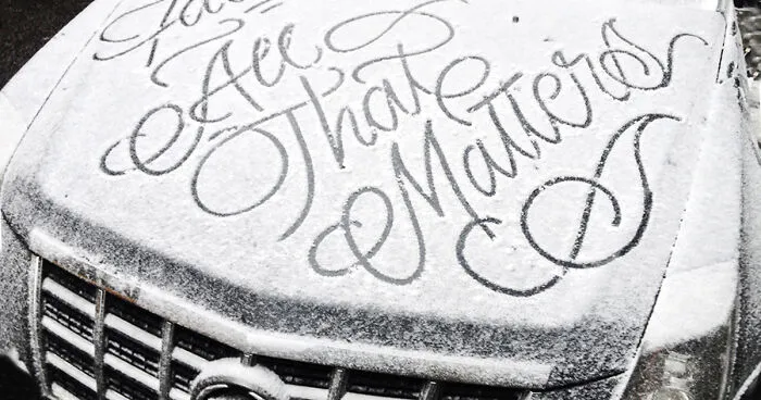 Mysterious Street Artist Leaves Beautiful Typographic Messages On Snow-Covered Cars in NYC
