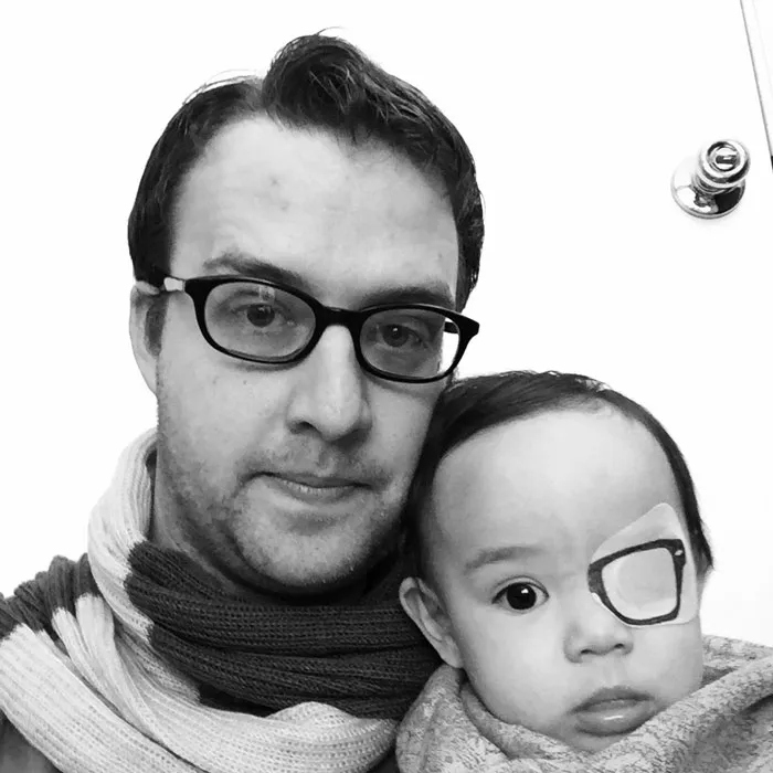 Esta niña tiene que llevar un parche, así que su padre intenta sacarle el lado divertido