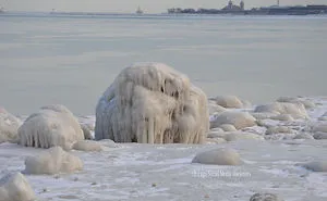 Incredible Photographs Taken Of Chicago's Frozen Lakefront