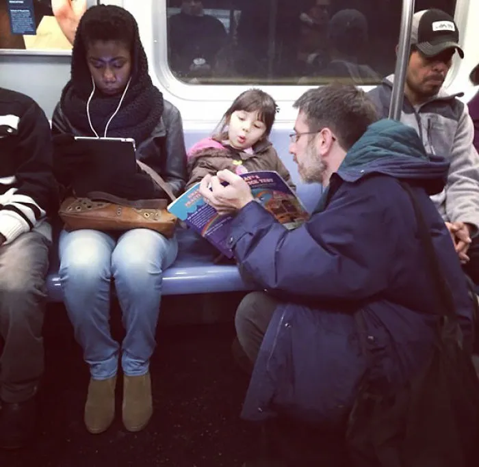 Tras un largo día, este padre sabe cuál es su trabajo de verdad