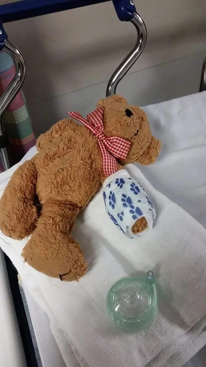 Hija se despertó de su operación y encontró a su osito igual que ella
