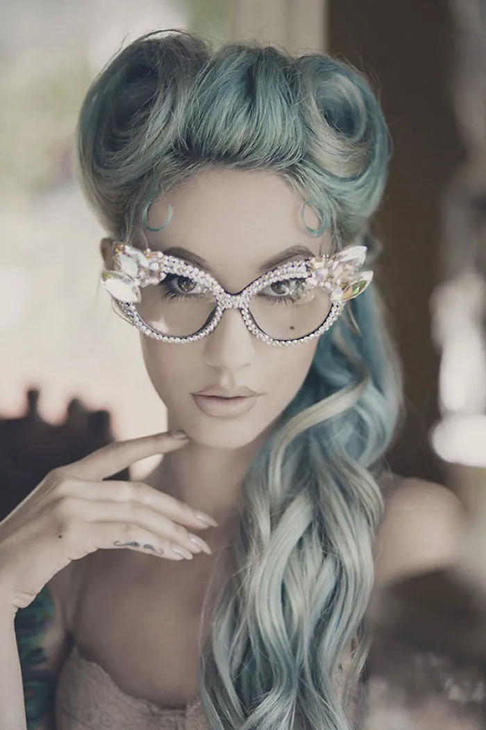 'Granny' Hair Trend: Young Women Are Dyeing Their Hair Gray