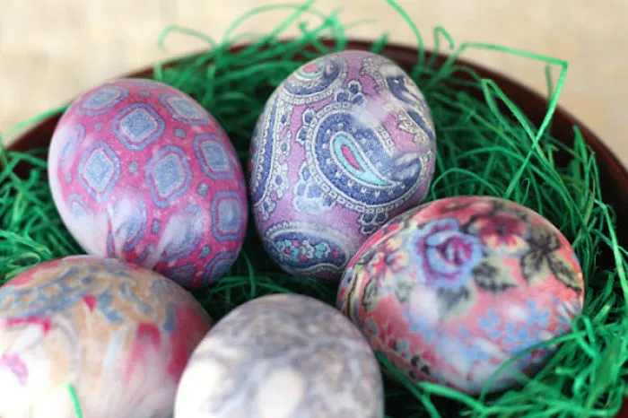 Wrap An Egg In An Old Tie And Boil In Water With Vinegar