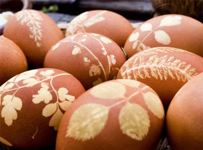 Glue Dried Flowers And Boil Eggs With Onion Peels