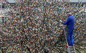 This German Family Spent More Than 2 Weeks Decorating A Tree With 10,000 Painted Eggs
