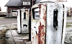 10 Rare And Vintage Photos Of Fuel Dispensers That Even Your Dad Would Barely Remember