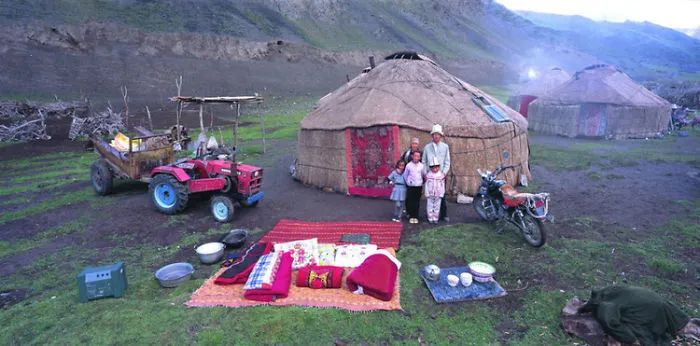 Ma Hongjie Spent 11 Years Documenting Chinese Families With All Of Their Posessions