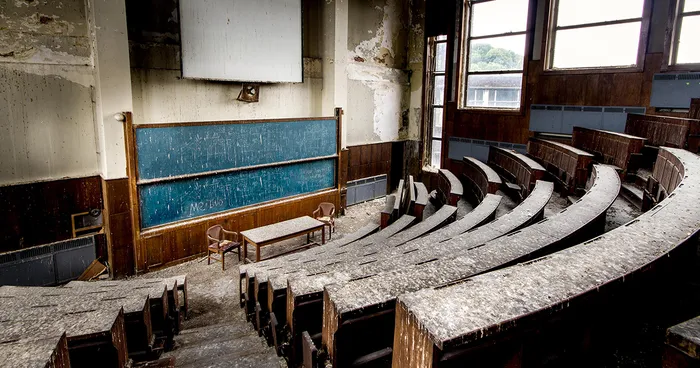 I Walk Around Decayed Places And Hunt For Amazing Pictures