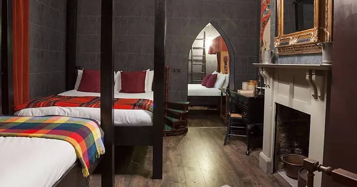 Harry Potter Fans Can Now Stay In Hogwarts-Themed Hotel Rooms