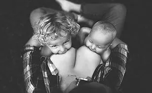 Stunning Photos Of Moms Breastfeeding Outside Show Nursing In Public Is OK