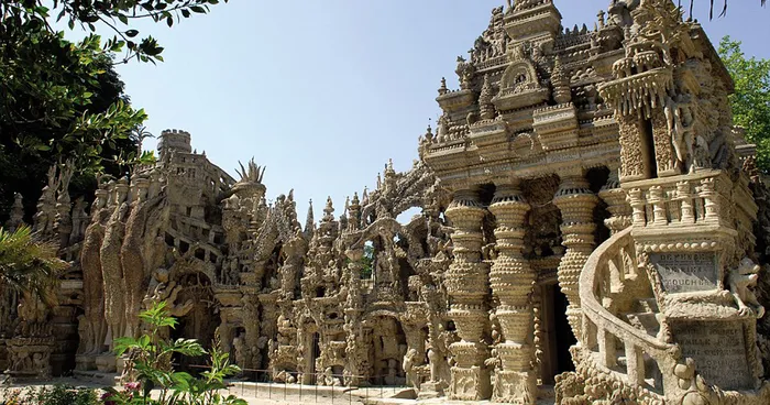 French Mailman Spends 33 Years Building Epic Palace From Pebbles Collected On His 18-Mile Mail Route