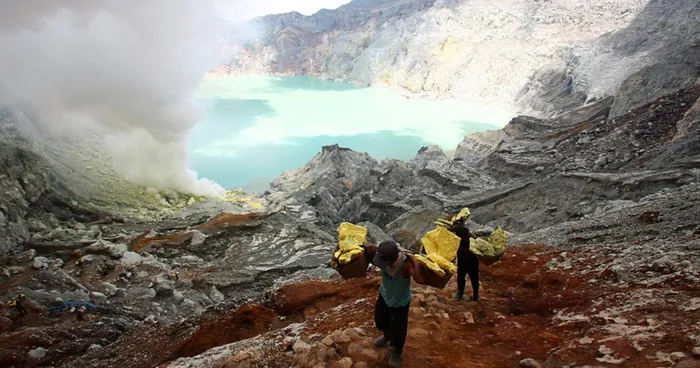 The Story Of Sulfur Miners’ Hard Work
