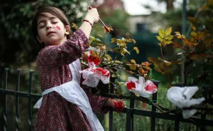 Mom Takes Pictures Of Daughter Posing As Fictional Characters She Loves