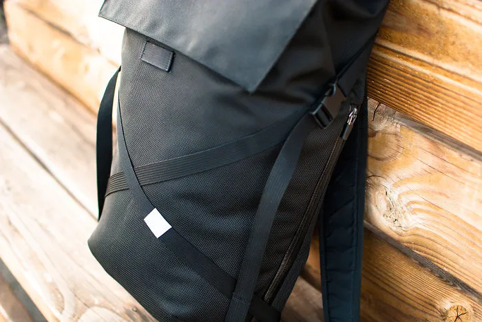 Smart Backpack Design Lets You Take Out Your Items Without Taking Off The Bag