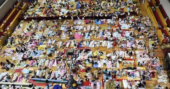 Thousands Of Chinese Students Spend Their Nights In Sports Hall Hiding From Unbearable Heat