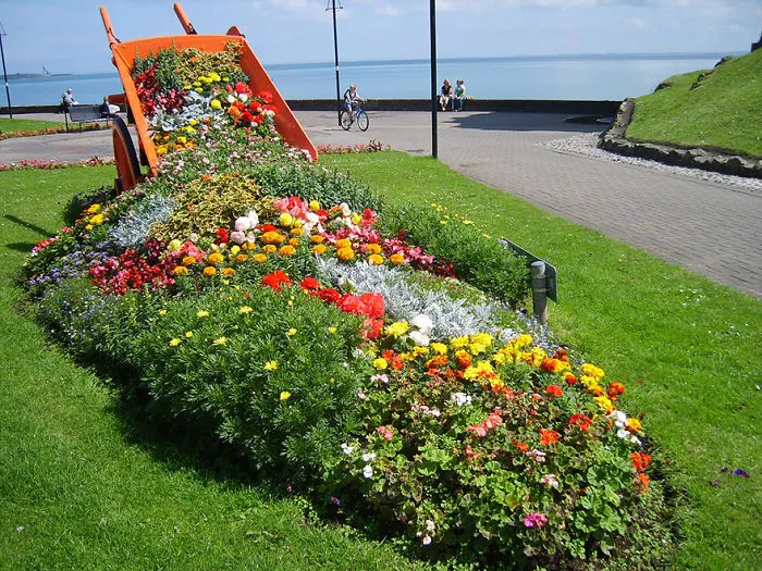 15 Spilled Flower Pots That Turn Your Flowers Into Streams Of Paint