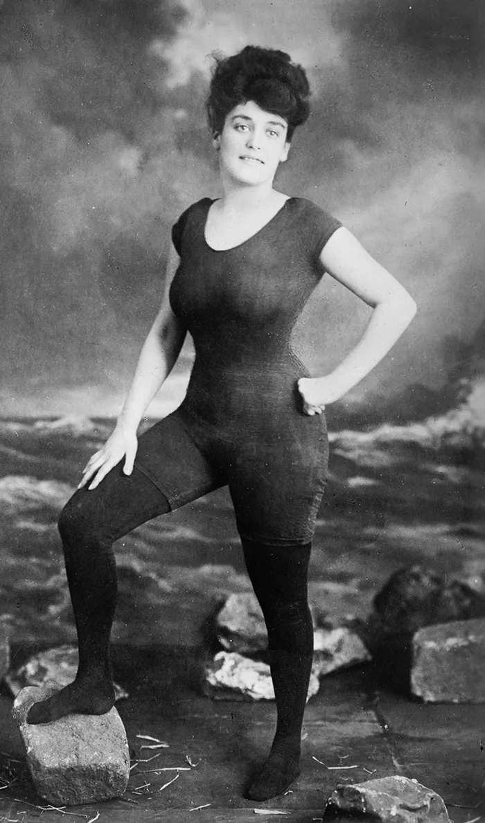 Annette Kellerman promovió el uso de bañador ajustado para mujeres en 1907. Fue arrestada por indecencia