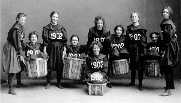 Smith College Class Of 1902 Basketball Team - Senda Berenson Introduced And Adapted The Rules For Women's Basketball