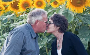 Man Plants 400 Acres Of Sunflowers To Honour Wife Lost To Cancer. Sells Seeds To Fund Cancer Research