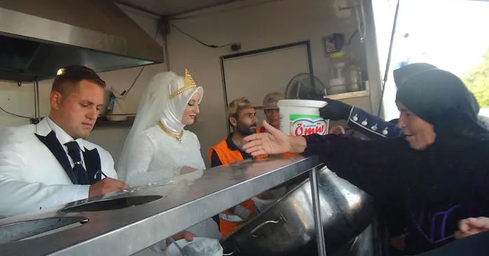 Turkish Bride & Groom Spend Their Wedding Day Feeding 4,000 Refugees