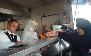 Turkish Bride & Groom Spend Their Wedding Day Feeding 4,000 Refugees