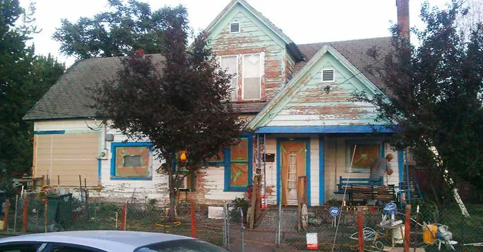 Guy Accidentally Heard Teens Making Fun Of 75-Year-Old Man's House, So This Is What He Did
