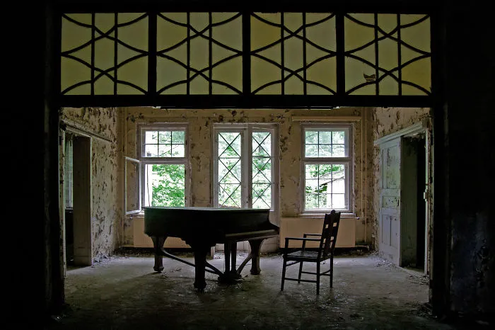 Exploring A Former Lung Hospital Next To Berlin