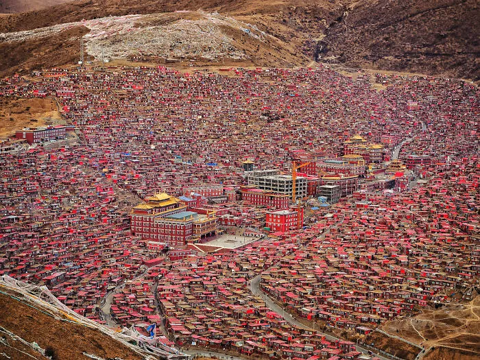 Larung Gar, The Home To 40 000 Monks And Nons