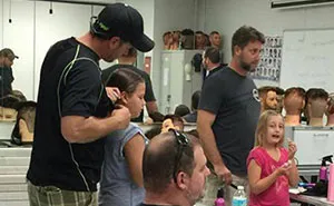 After Becoming A Single Dad, He Learned How To Do His Daughter's Hair And Now Teaches Other Dads
