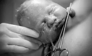 Artist Makes Amazing Photos: The Moment The Baby's Head Is Pushed During Birth