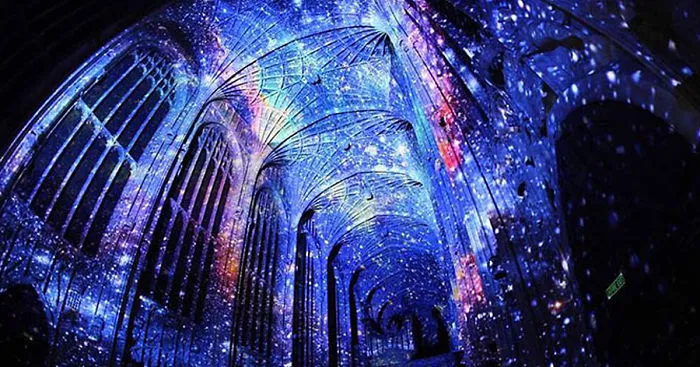 16th-Century Gothic Chapel Turned Into Starry Night Sky