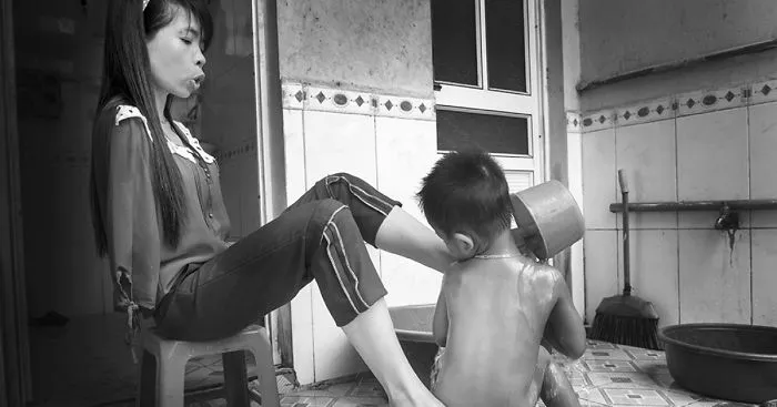 After The War: Vietnamese Girl Born Without Arms Lives Normal Life And Takes Care Of Her Nephew