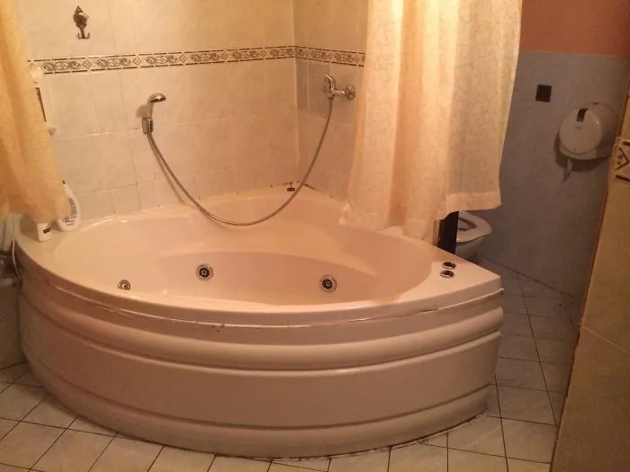 Big Bathig In Small Bathroom
