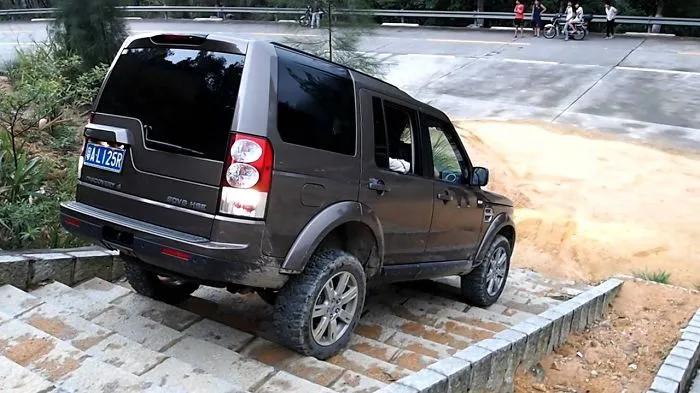 Spanish Drivers Blaming Satellite Navigation For Driving Down A Giant Staircase