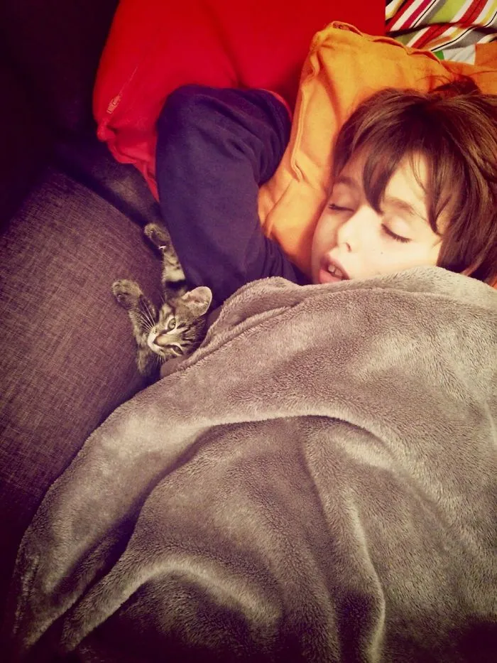 129 Heartwarming Photos Proving That Your Kids Need A Pet